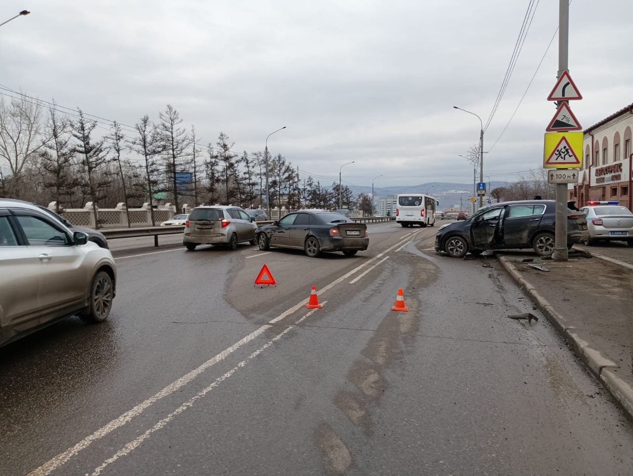 разбитые машины на дороге в городе