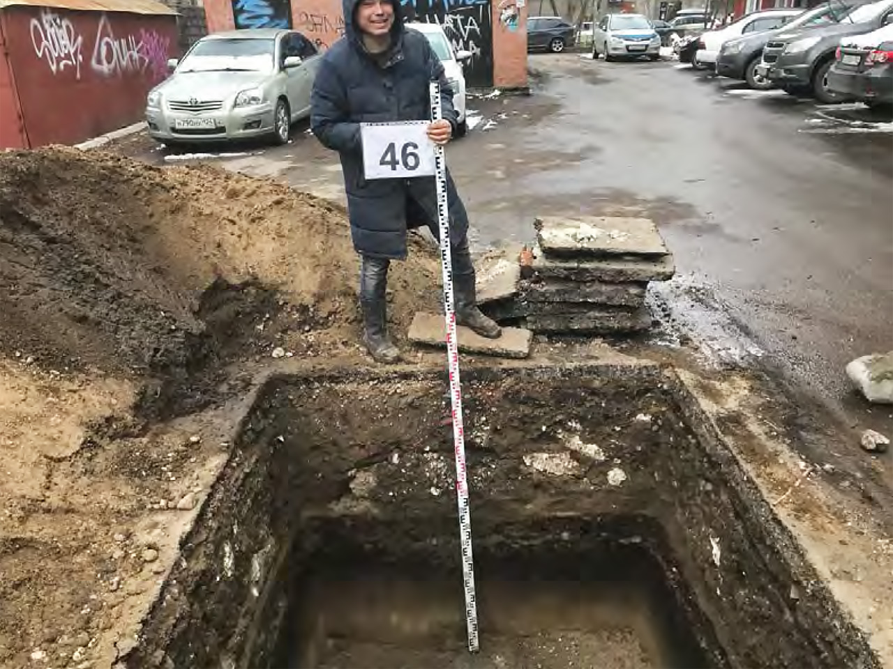 Один из шурфов вырытый археологами во дворе дома по пр. Мира в Красноярске