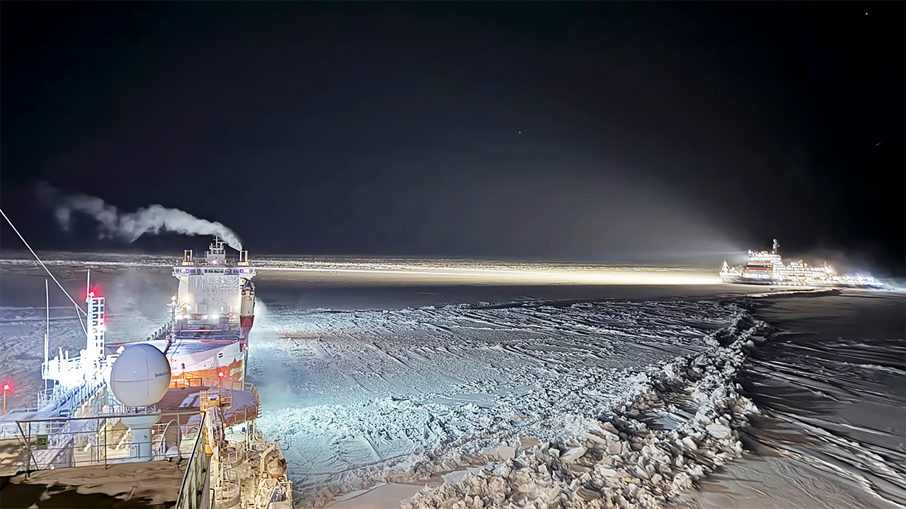 Встреча во льдах - атомоходы Сибирь и Арктика