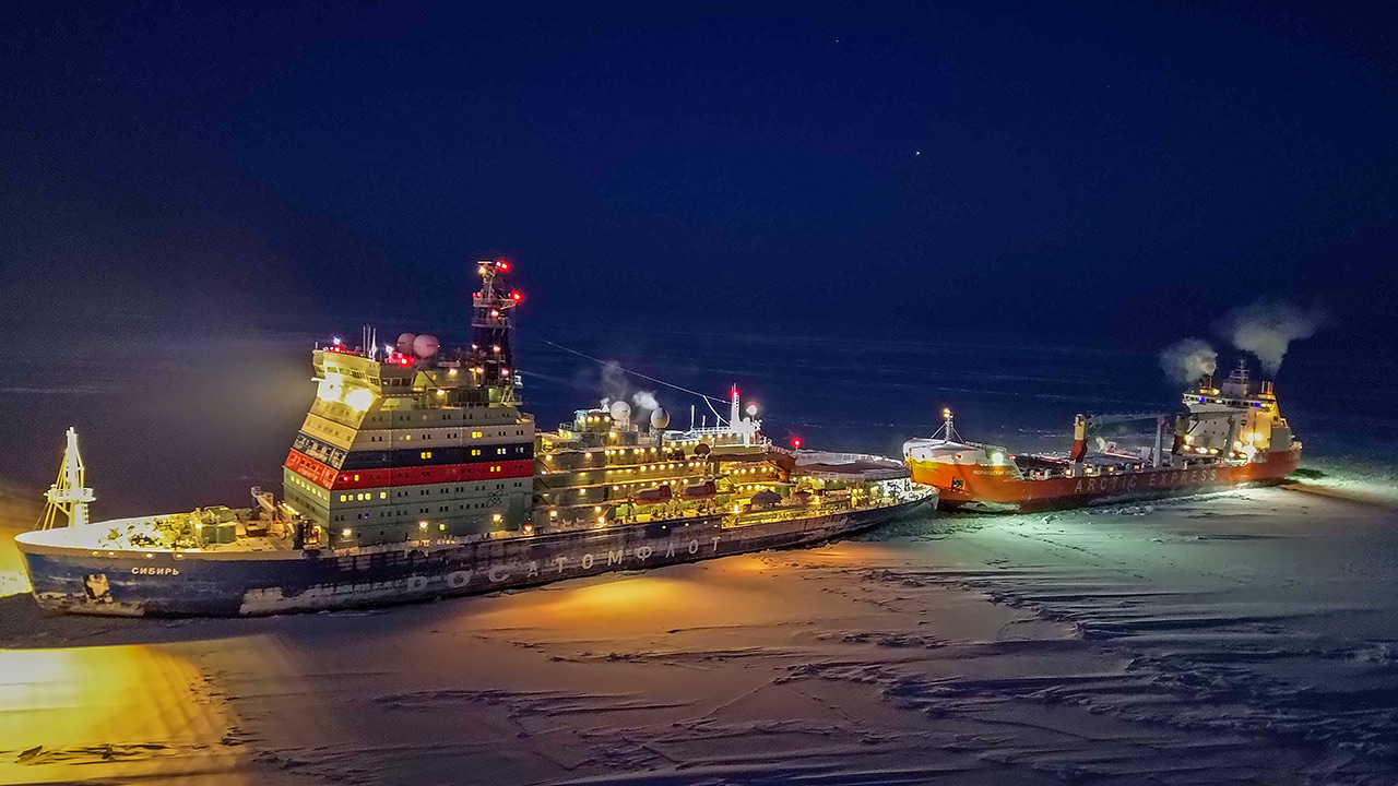 Атомный ледокол Сибирь ведет контейнеровоз Норильский никель в порт Дудинка