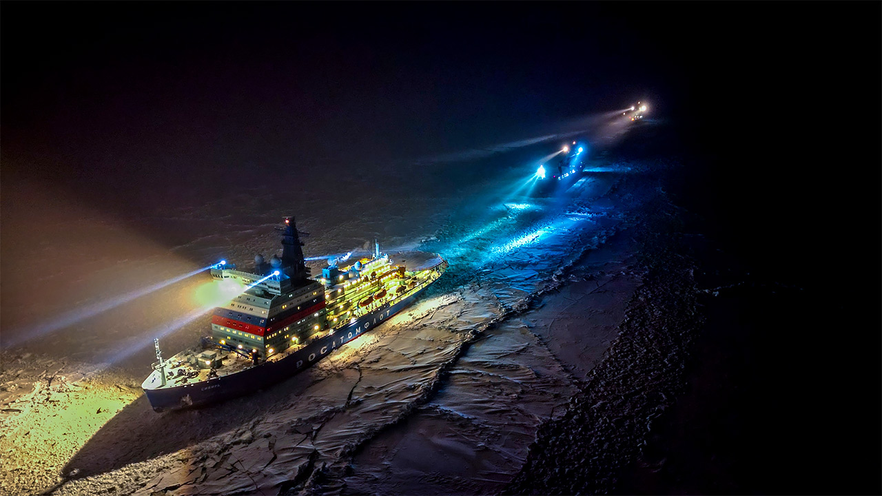 Атомный ледокол Сибирь ведет караван