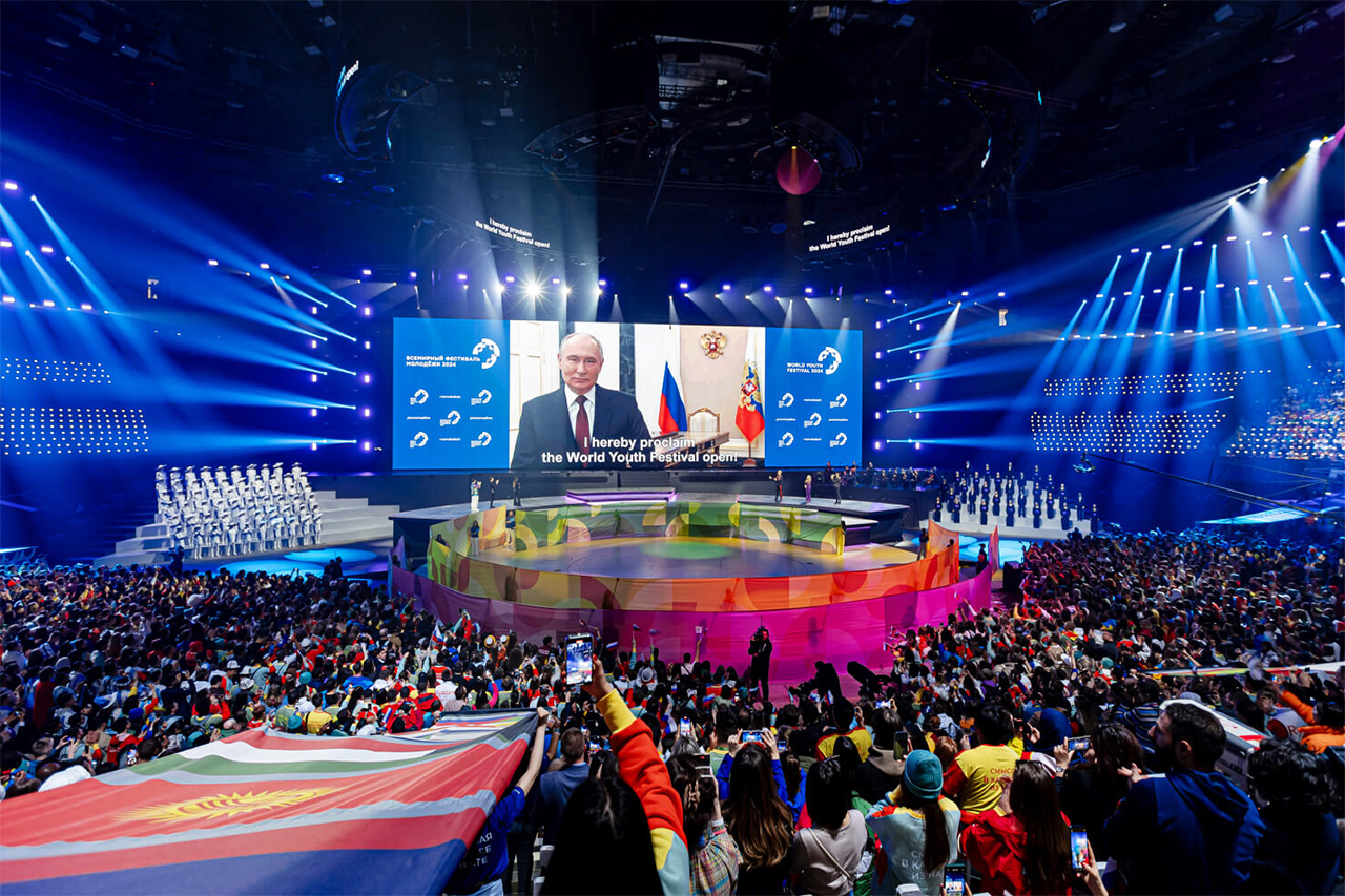 Международный фестиваль молодежи в Сочи - на экране Путин