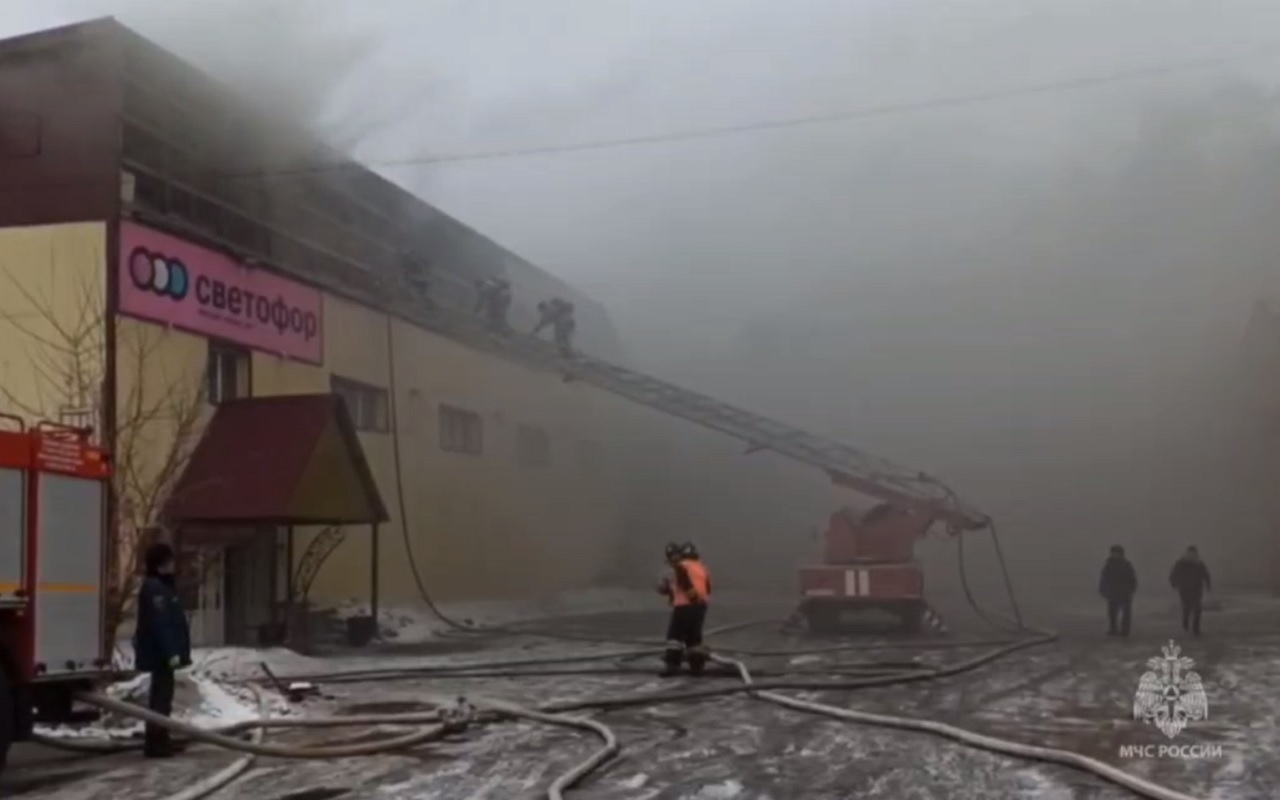 В Канске Красноярского края горят склады на большой площади