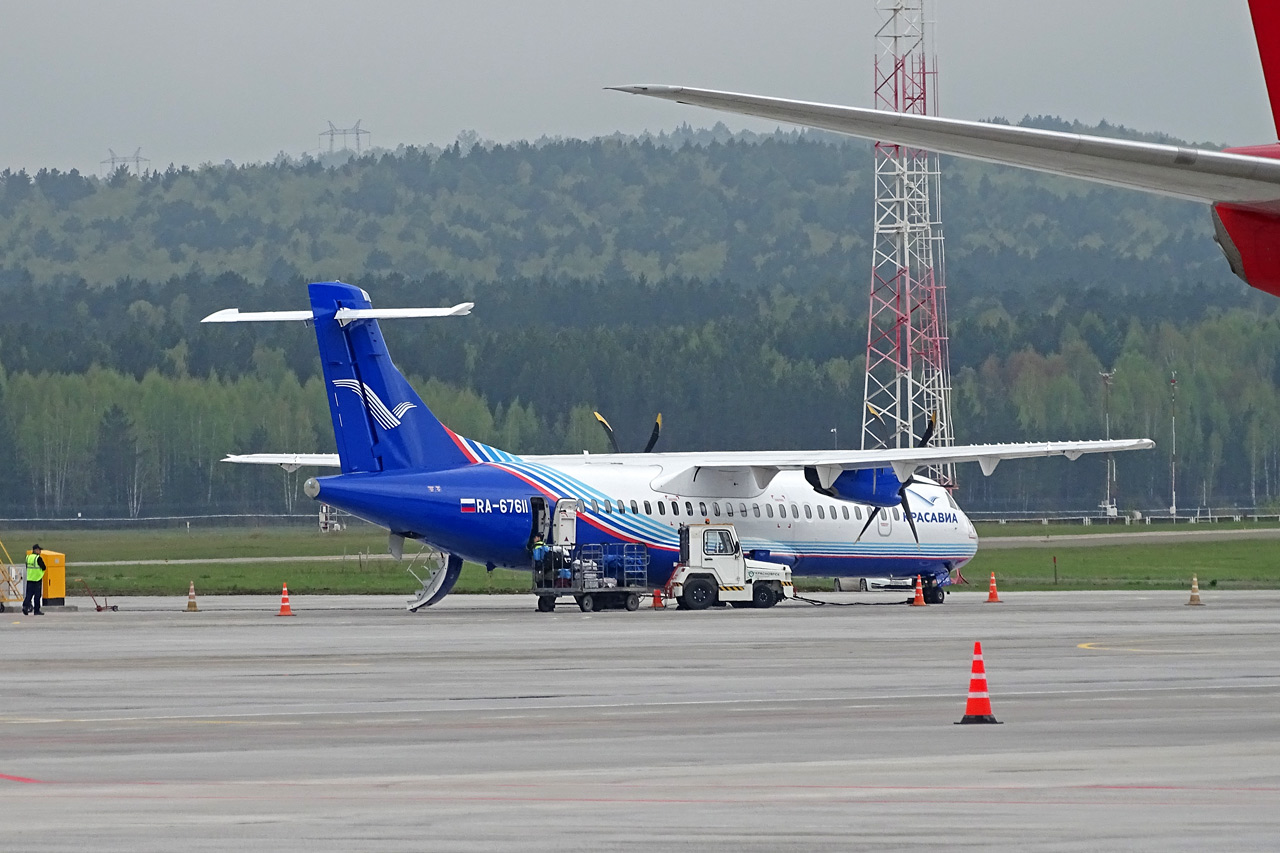 Самолет Красавиа на перроне аэропорта Красноярск разгружается