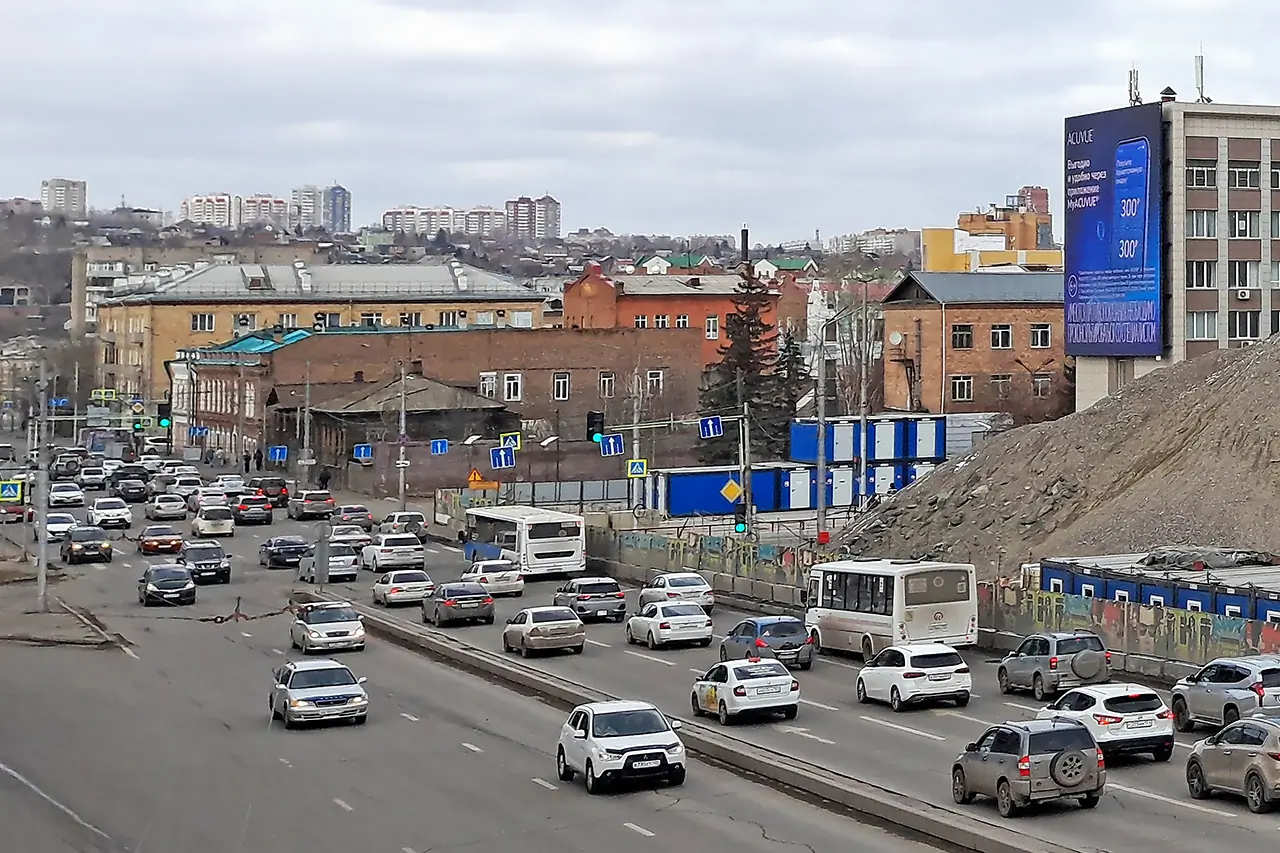 Сквер геологов в Красноярске закрыт площадкой метро