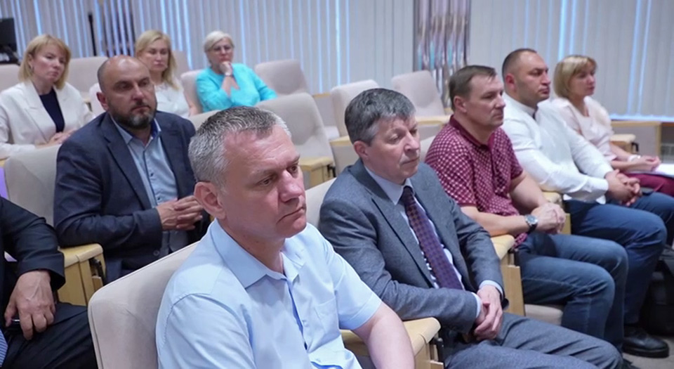чиновники мэрии слушают губернатора
