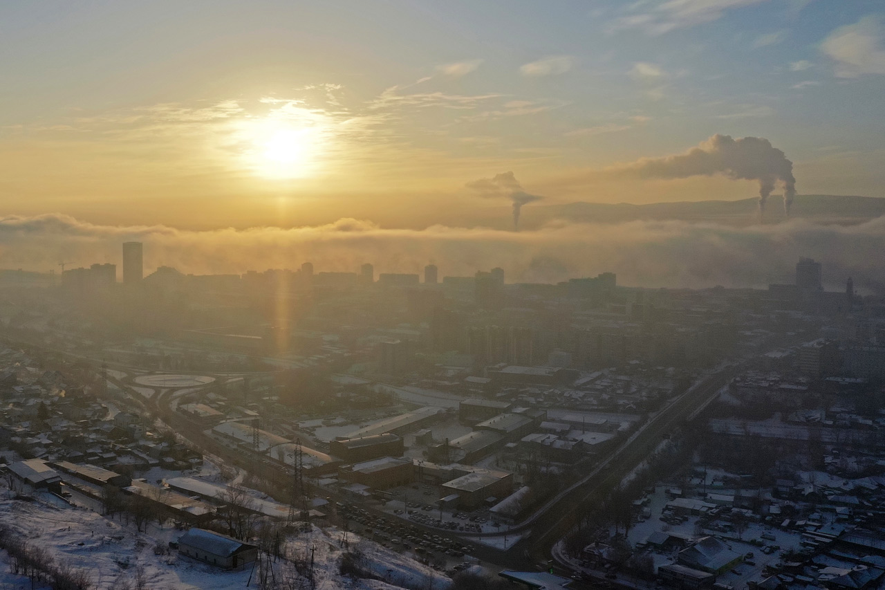Смог туман черное небо НМУ над центром Красноярска