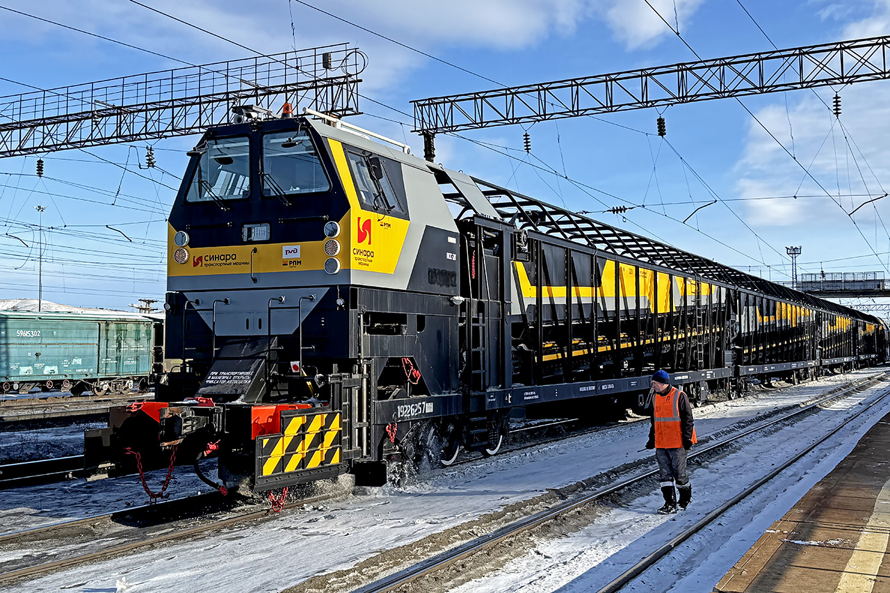 Снегоуборочный самоходный поезд ПСС-2П очищает рельсы в Красноярске