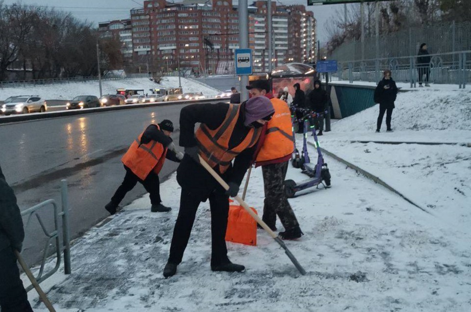 коммунальнищики убирают снег