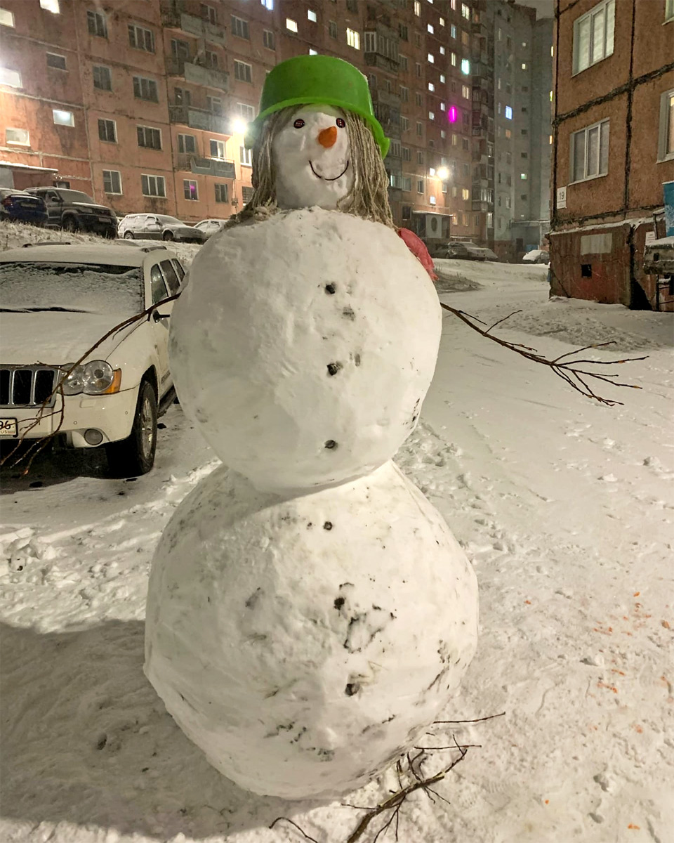 Снеговик во дворе Норильска