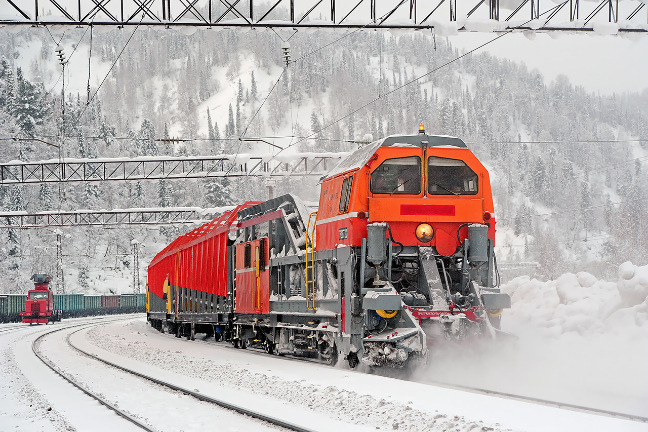 Снегоуборочная машина на горной железнодорожной станции КрасЖД