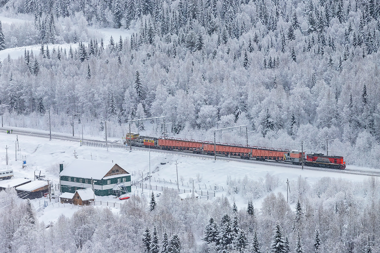 Несамоходный снегоуборочный поезд идет по перегону - вид сверху