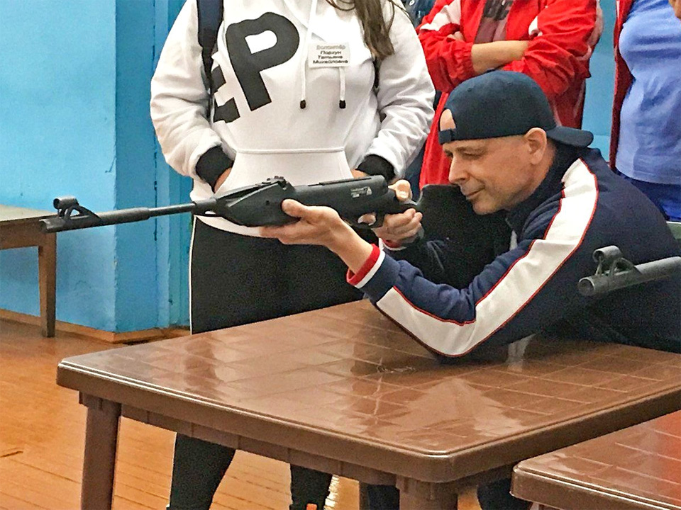 Сергей Сокол стреляет из винтовки