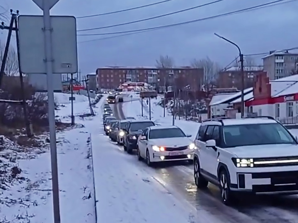 В центре поселка перед мостом встречаются два потока «с горы»