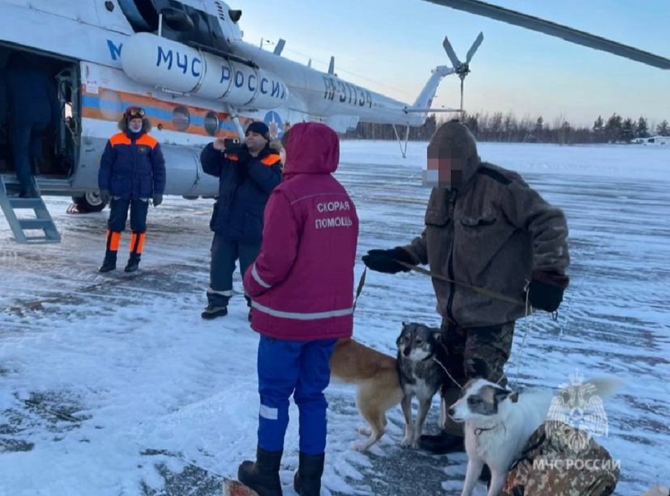 В Красноярском крае застрявших в северной тайге охотников спасали на вертолете