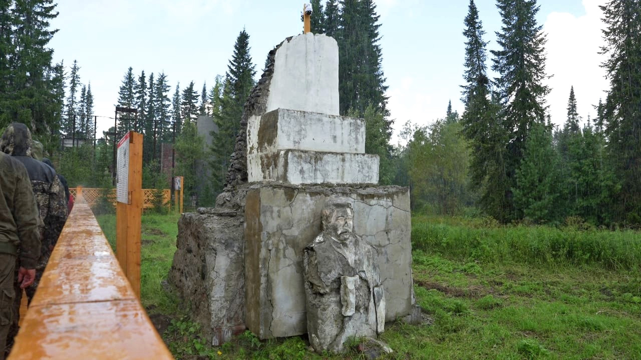 Остатки старого памятника Сталину в Курейке