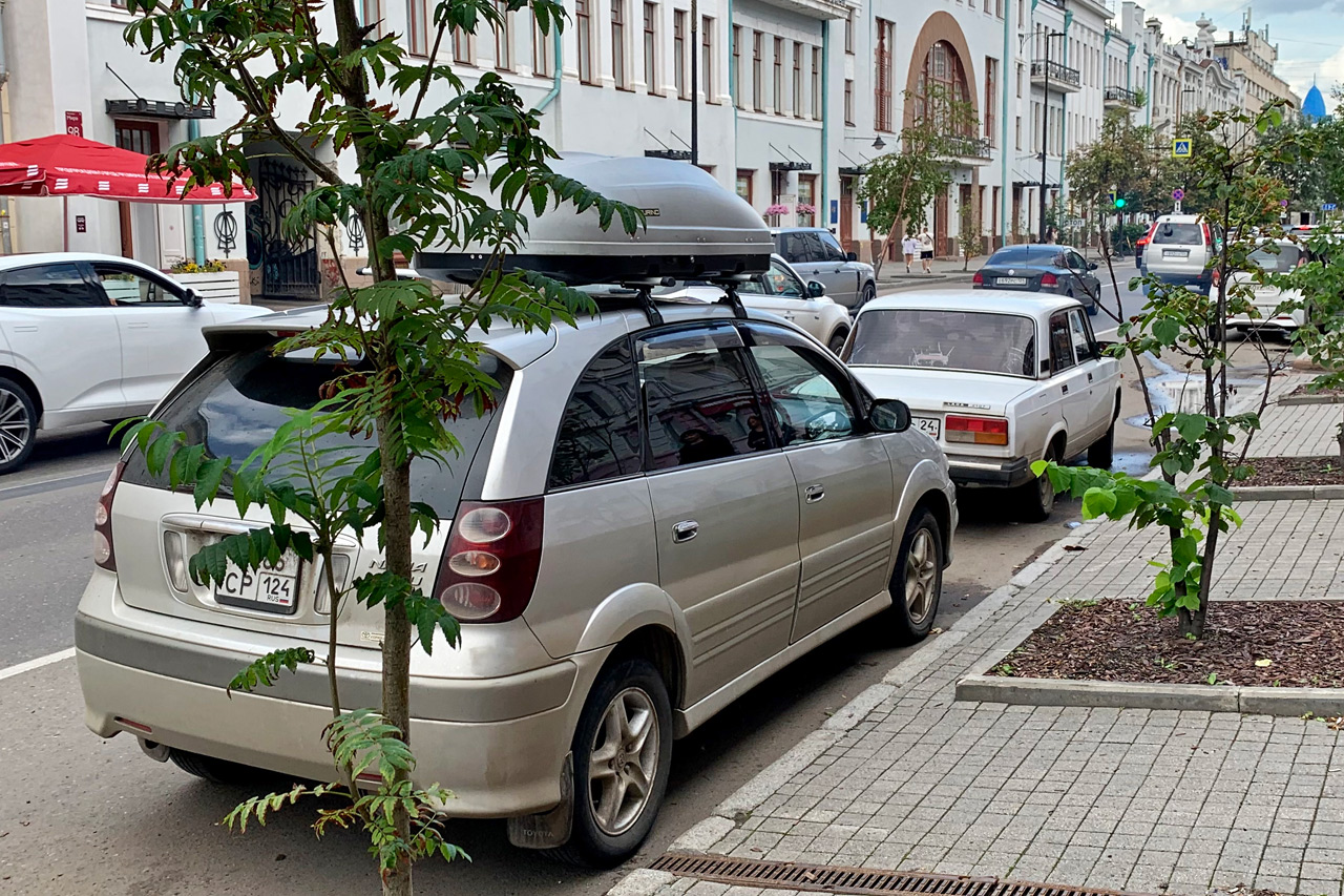 припаркованные машины на мира