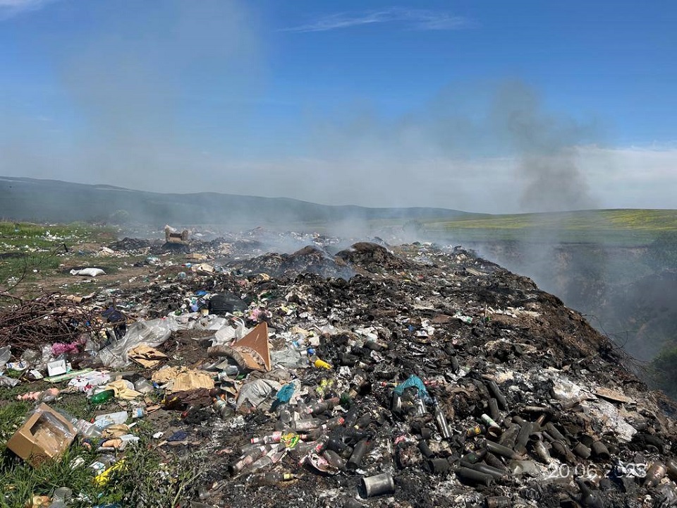 большая свалка мусора в поле