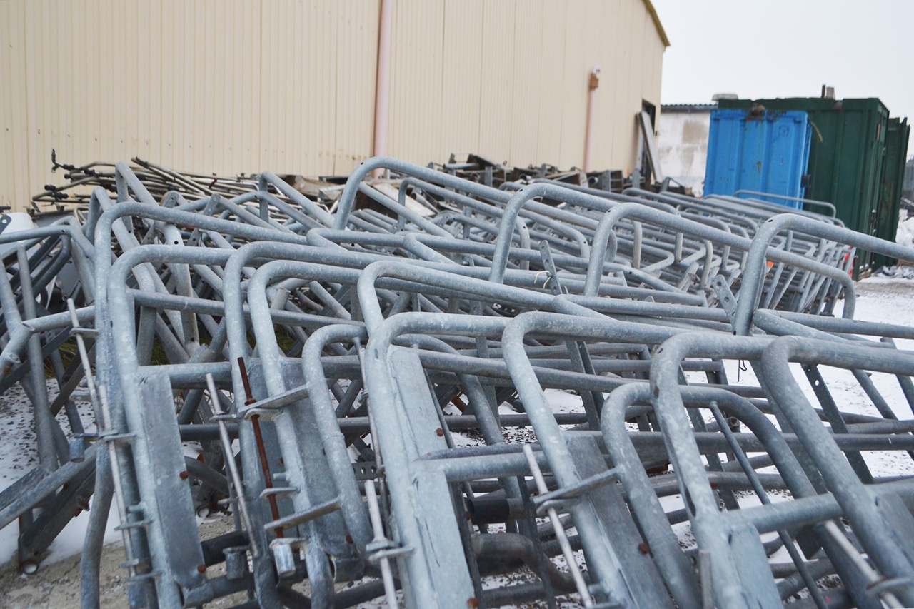 старые ограждения свинокомплекса