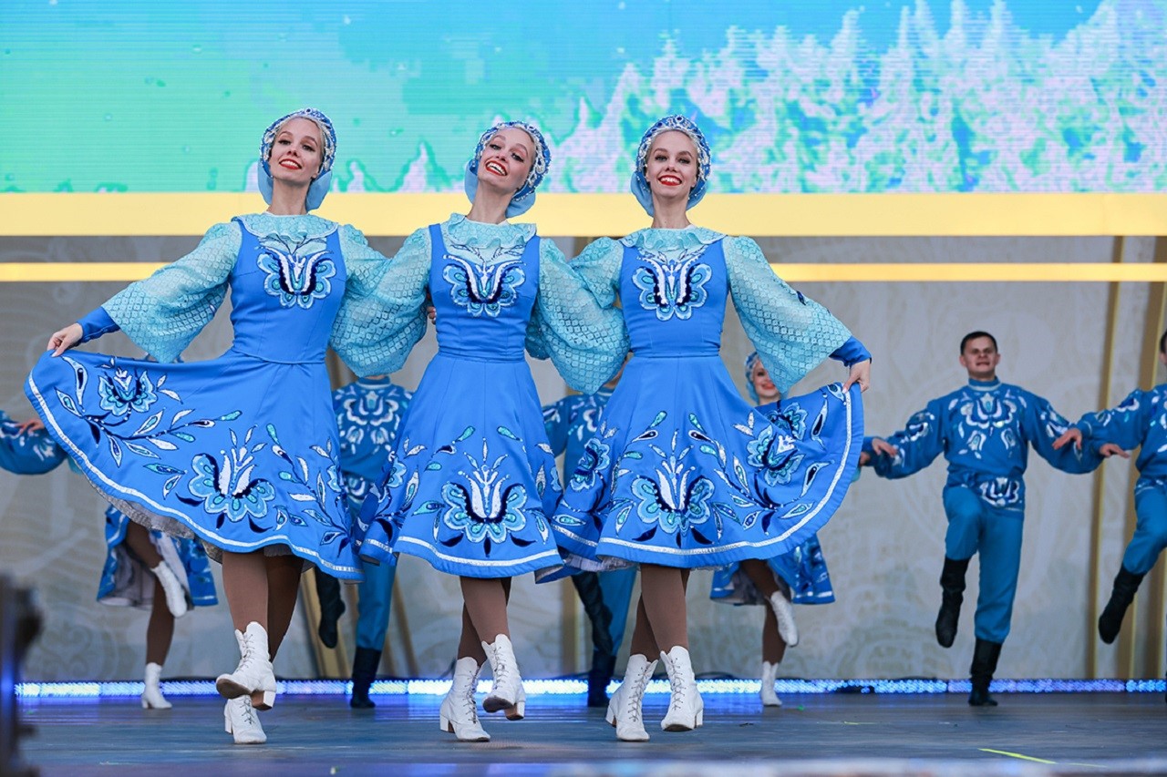 девушки в русских народных костюмах танцуют на сцене