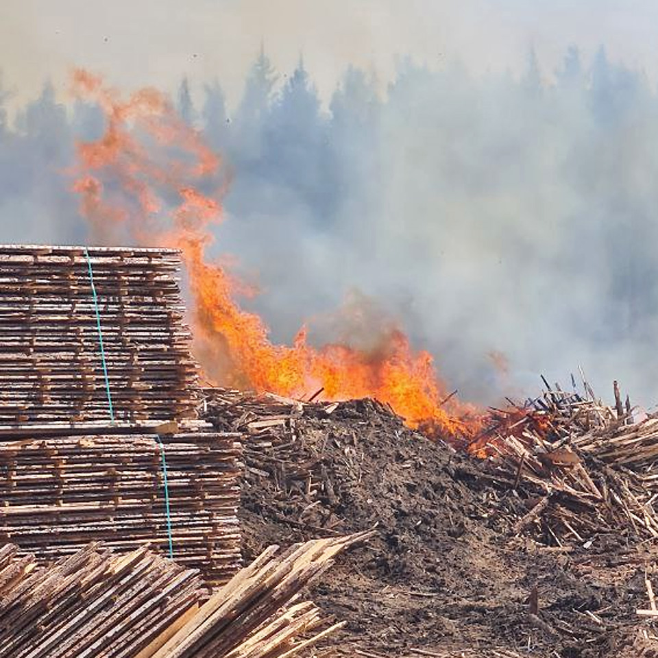 Полыхают лесоматериалы в Тасеево