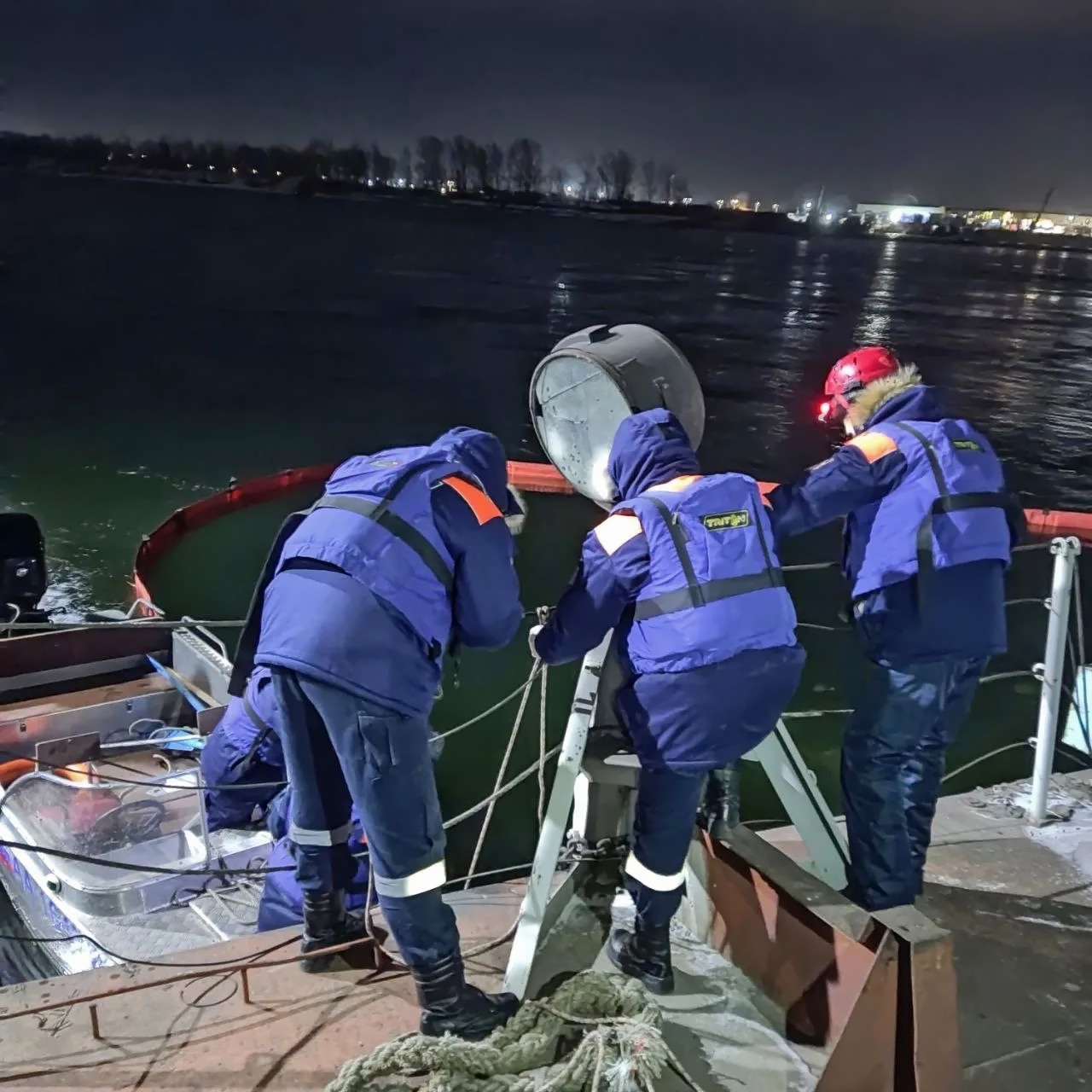 Спасатели на теплоходе