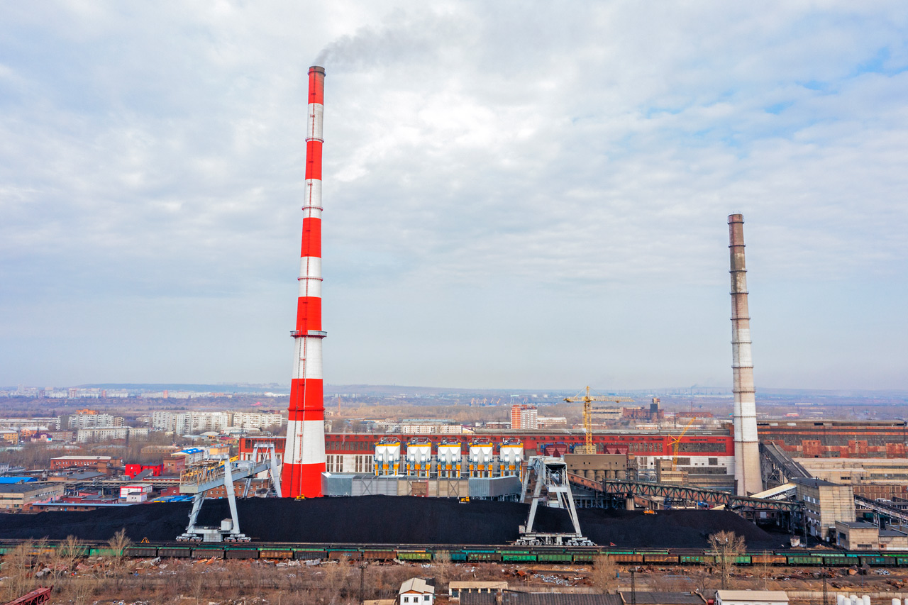 Красноярская ТЭЦ-1 вид сбоку с электрофильтрами и горой угля