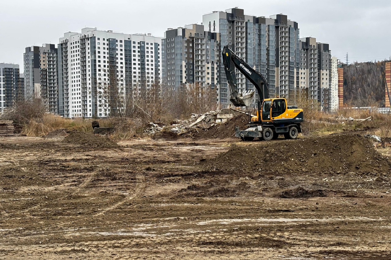 стройплощадка, тихие зори, экскаватор на стройплощадке