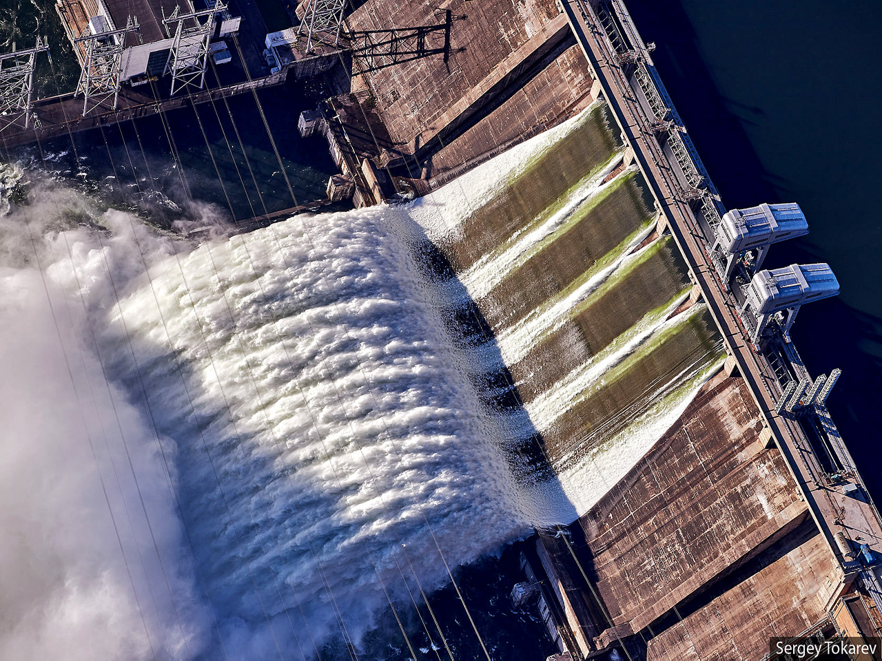 Сброс воды на ГЭС