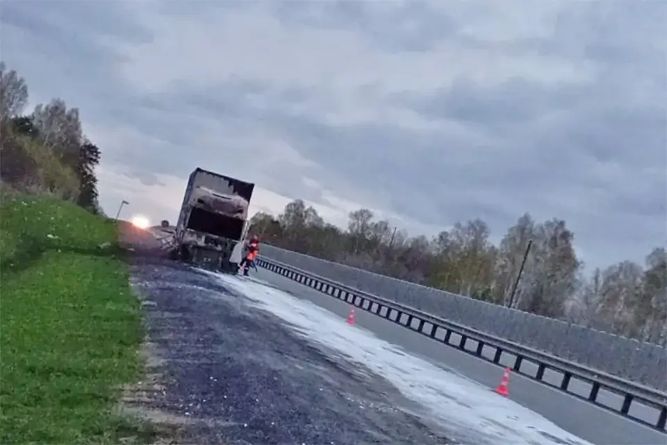 Топливо вылилось на трассу в Ачинском округе