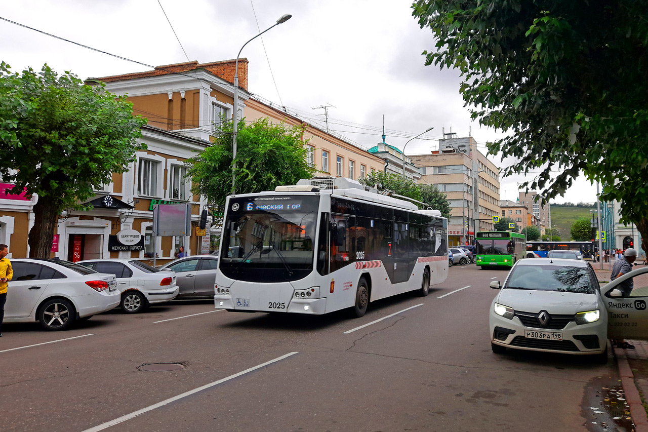 Троллейбус едет без проводов по ул. Кирова в Красноярске