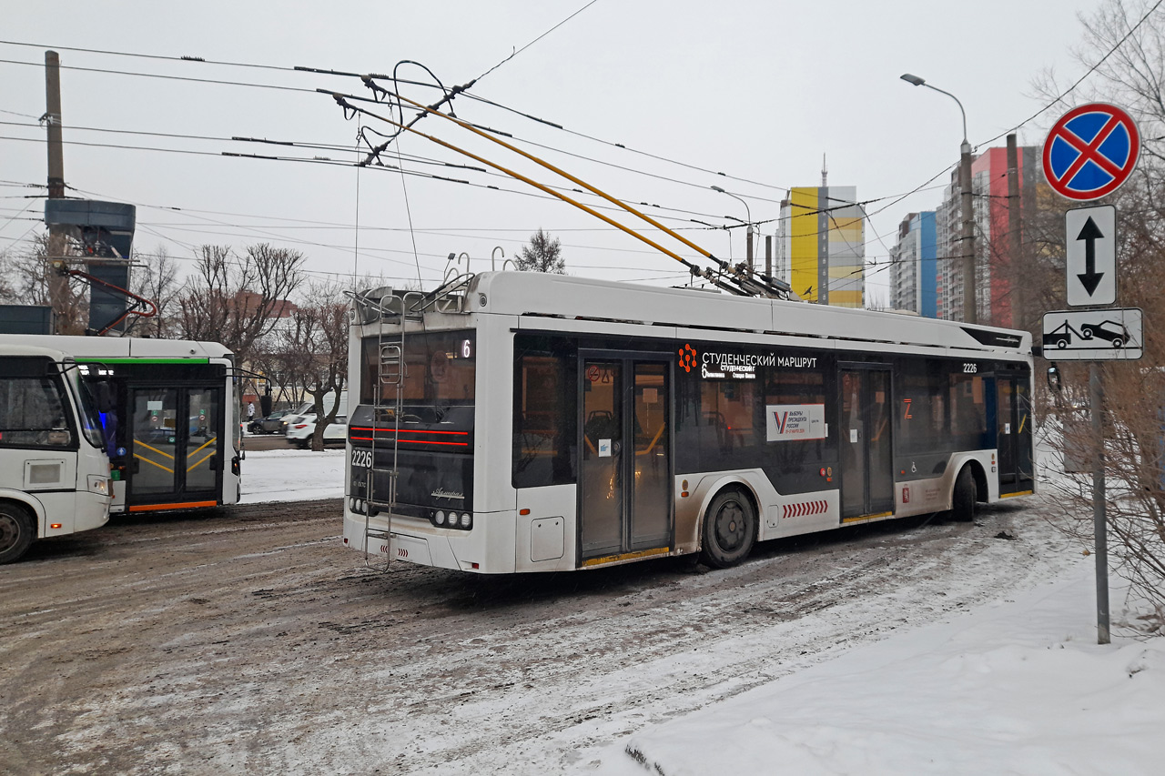троллейбус едет по дороге зимой