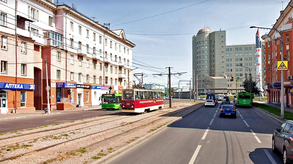 Трамвай около Аэрокосмической академии Красноярск