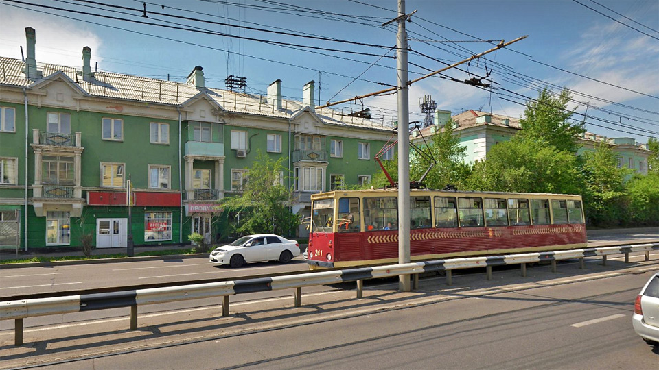 Старый трамвай на правом берегу Красноярска
