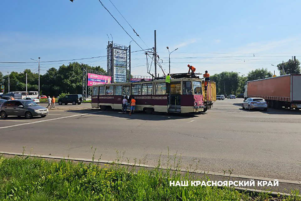 Трамвай сошел с рельсов на Матросова