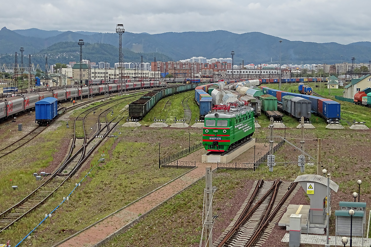 Вид на железнодорожные пути за вокзалом Красноярска