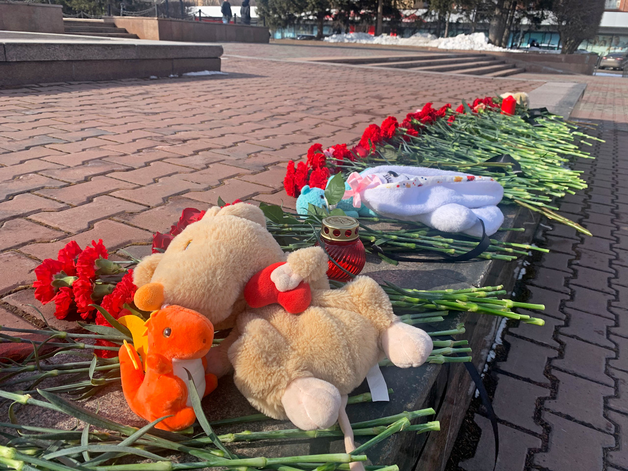 цветы и игрушки на мемориале в память о жертвах теракта в красноярске
