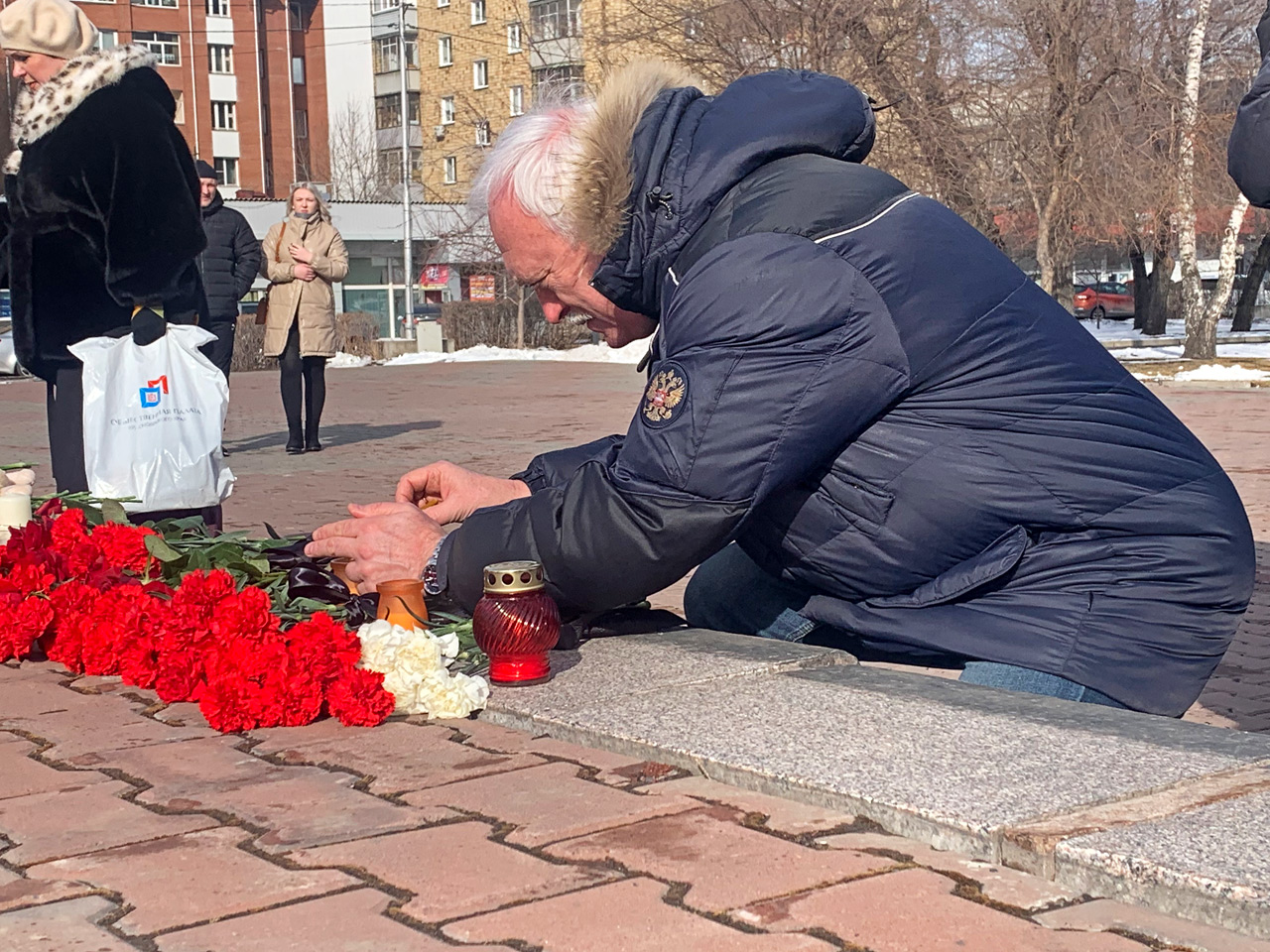 Стихийный митинг в Красноярске в память о жертвах теракта в Подмосковье