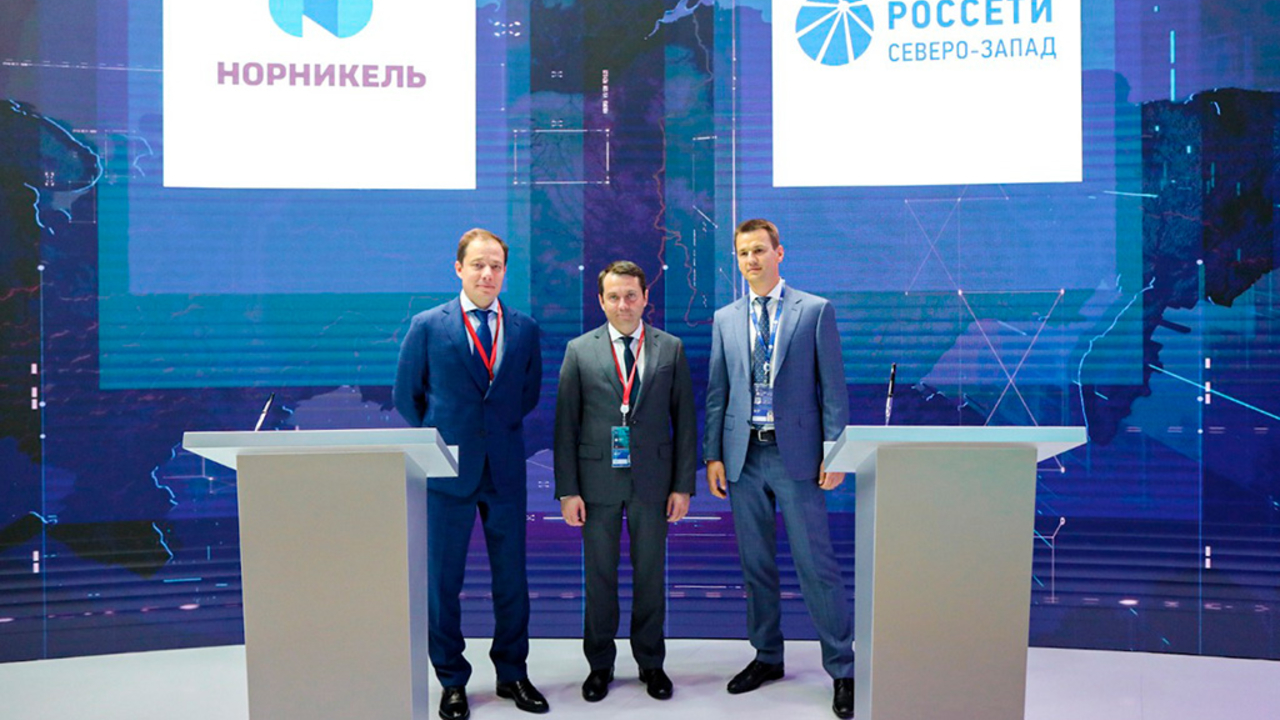 Евгений Федоров, Андрей Чибис и Артём Пидник после торжественной церемонии подписания