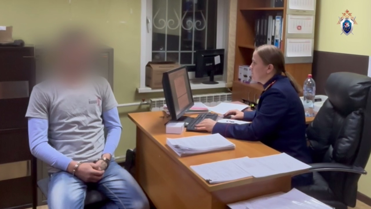 задержанный убийца на допрос