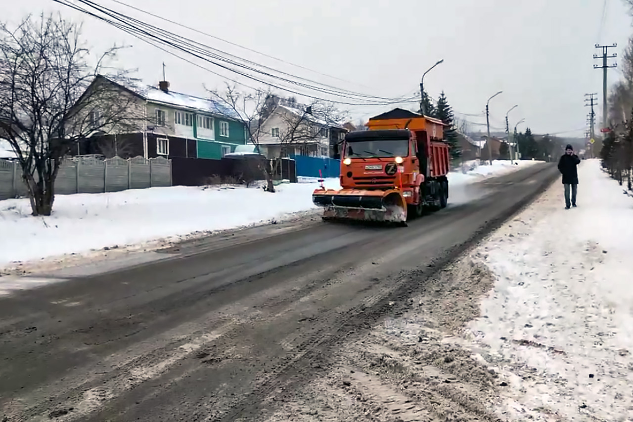 Уборка дорог от снега КДМ в Красноярске