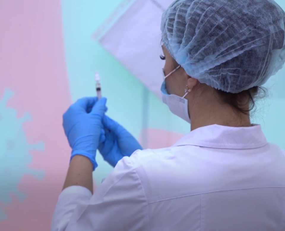 медработник с вакциной, прививка, укол