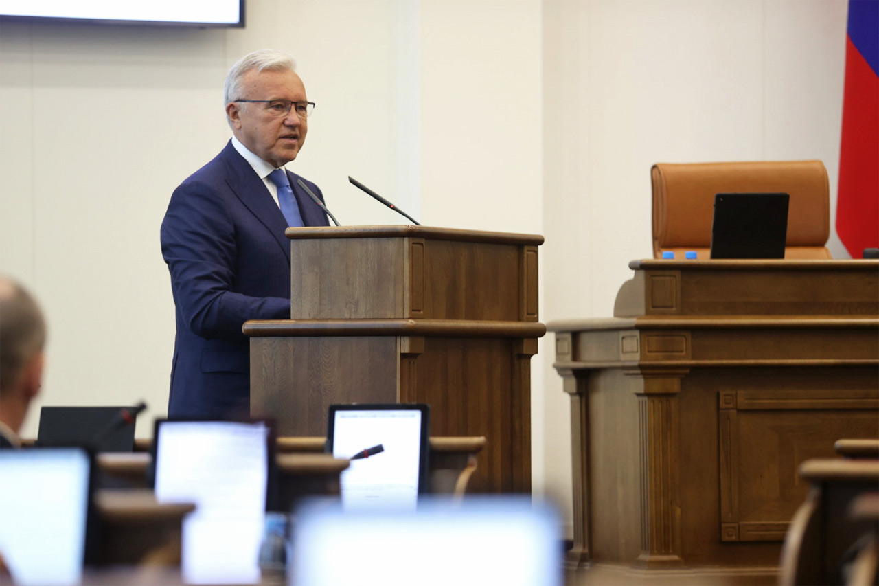 Александр Усс выступает перед депутатами красноярского регионального парламента