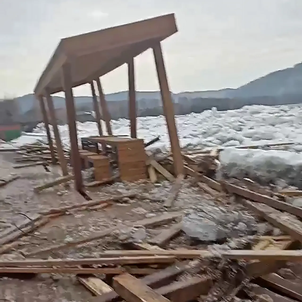 Набережную в Манском восстанавливают после повреждений ледоходом