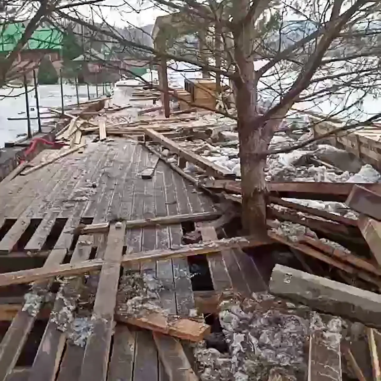 Набережную в Манском восстанавливают после повреждений ледоходом