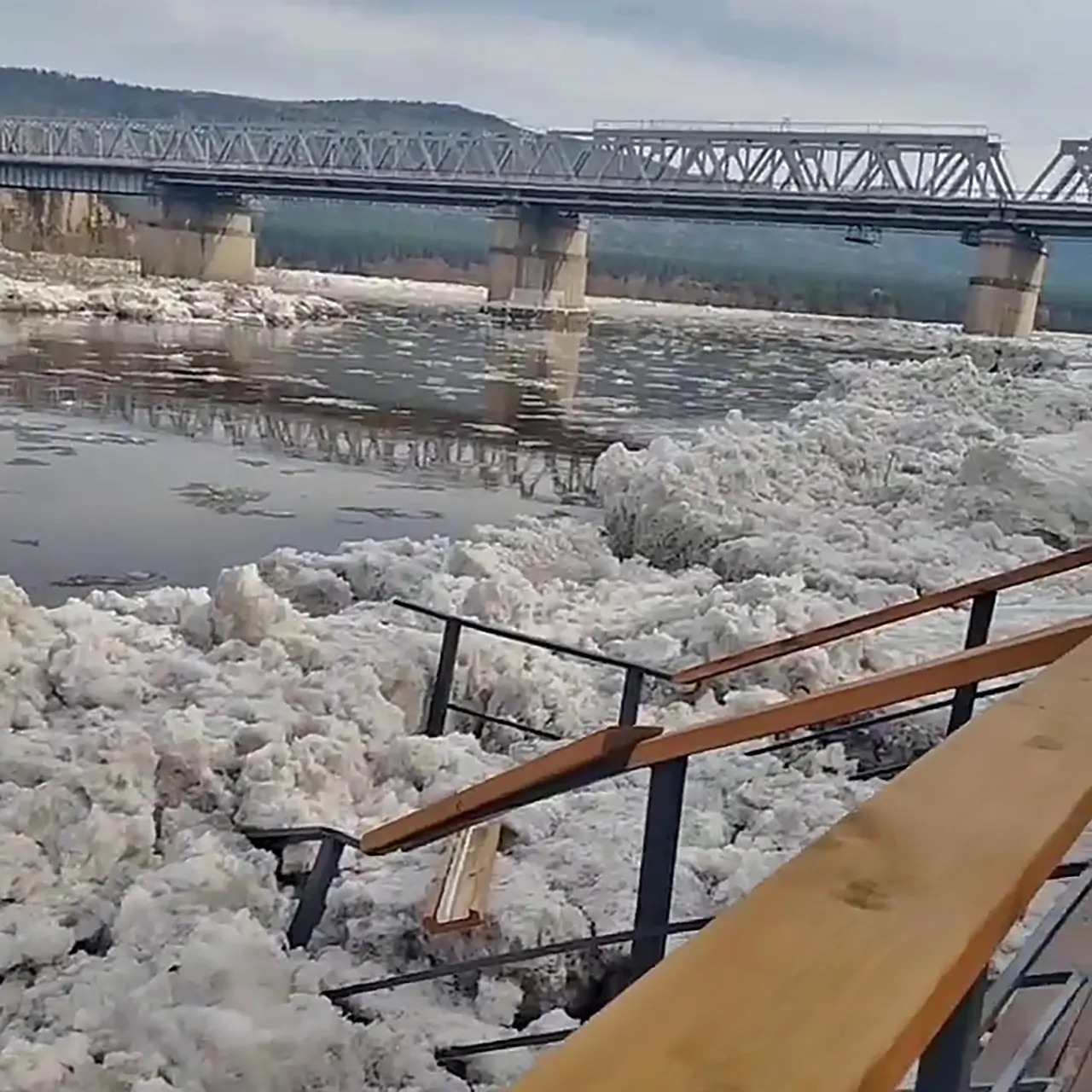 Набережную в Манском восстанавливают после повреждений ледоходом