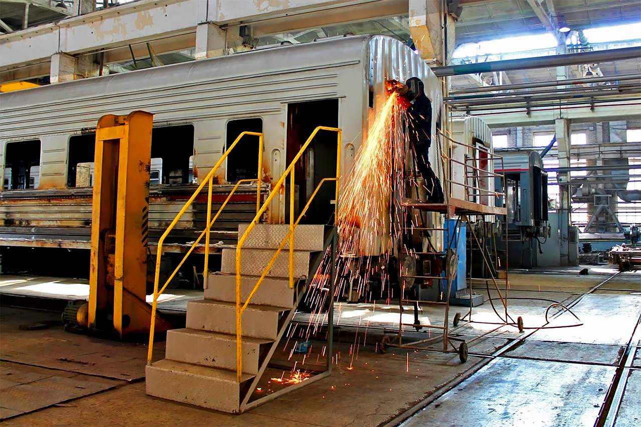 Ремонт пассажирского вагона на Красноярском ЭВРЗ