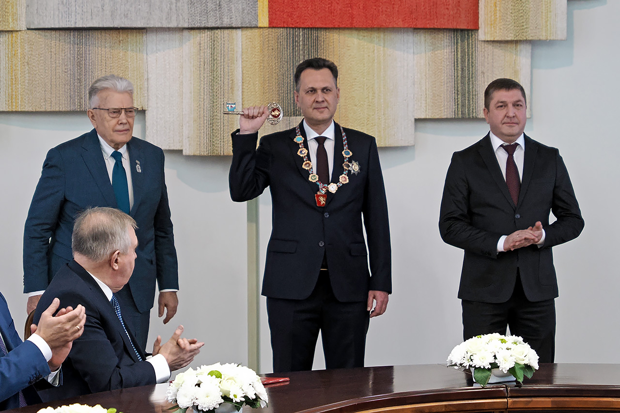 Сергей Верещагин выступает на церемонии, новый мэр