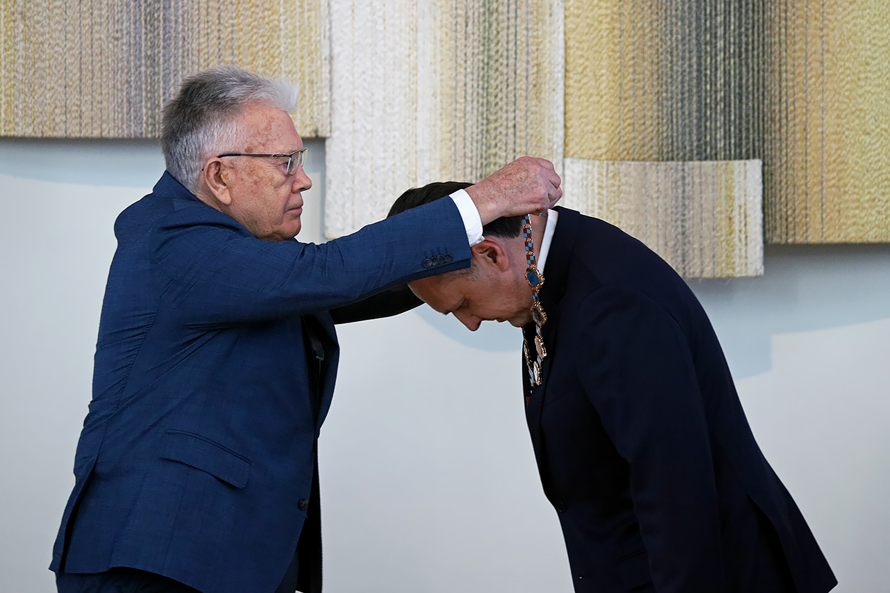 Верещагину вешают регалии