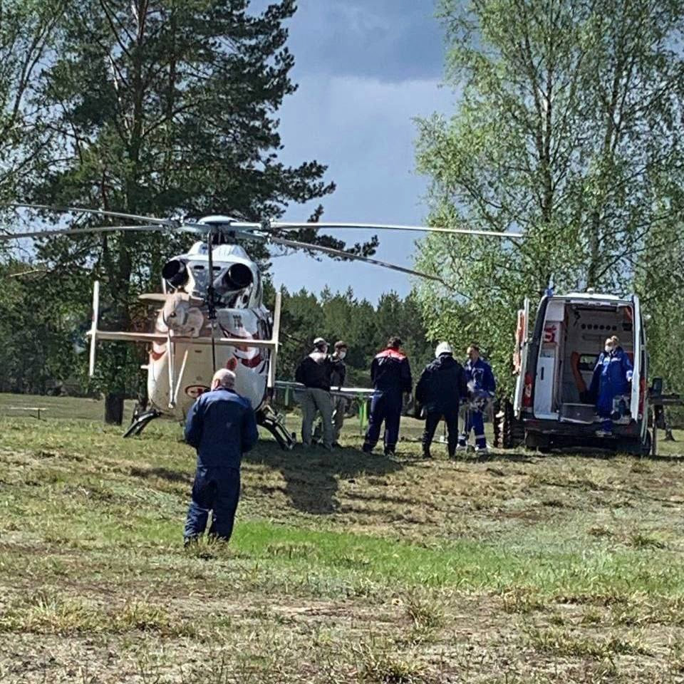 Погрузка раненного в вертолет
